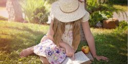 girl_reading_blog